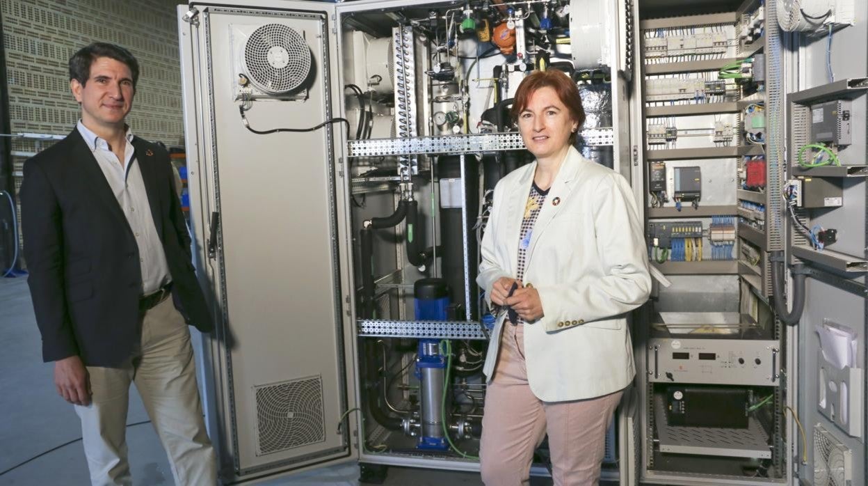 Javier Brey, consejero delegado, y África Castro, directora de desarrollo de negocio