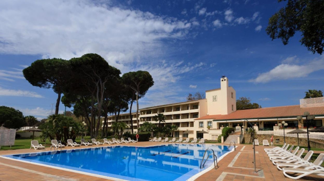 El Hotel Guadacorte Park, ubicado en Los Barrios (Cádiz) es propiedad de la cadena HACE pero pasará a estar gestionado por la cadena andaluza Senator Hotels &amp; Resorts