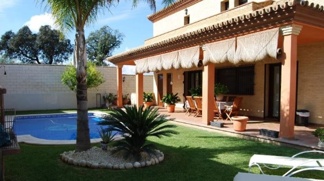 Jardín de un chalé en Montequinto