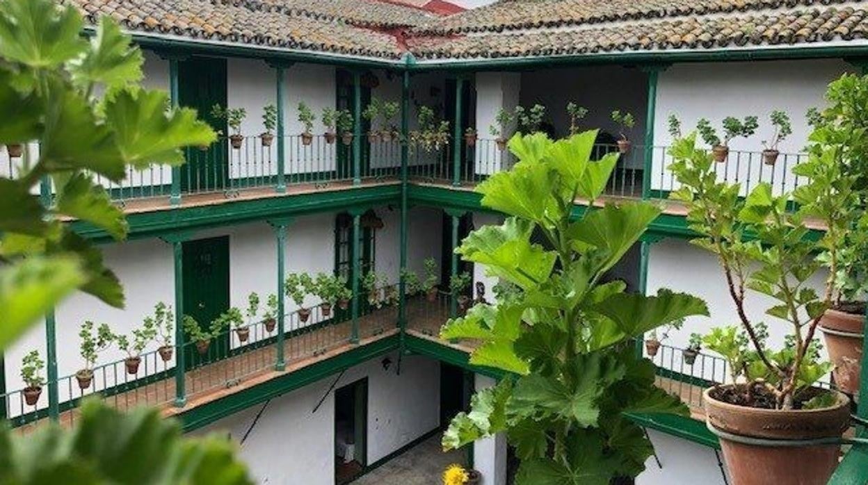 Balcones de un corral de vecinos sevillano