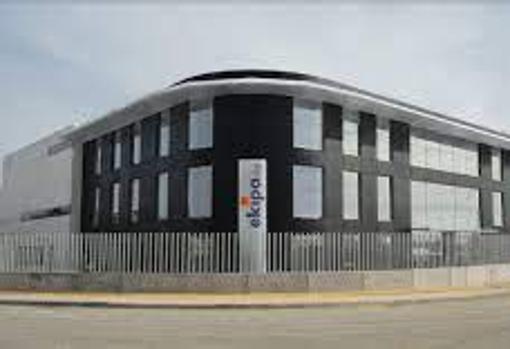 Sede de Ekipashop Mobiliario , en Aznalcóllar, una de lass emprresas que han entrado en concurso de acreedores este año en Sevilla