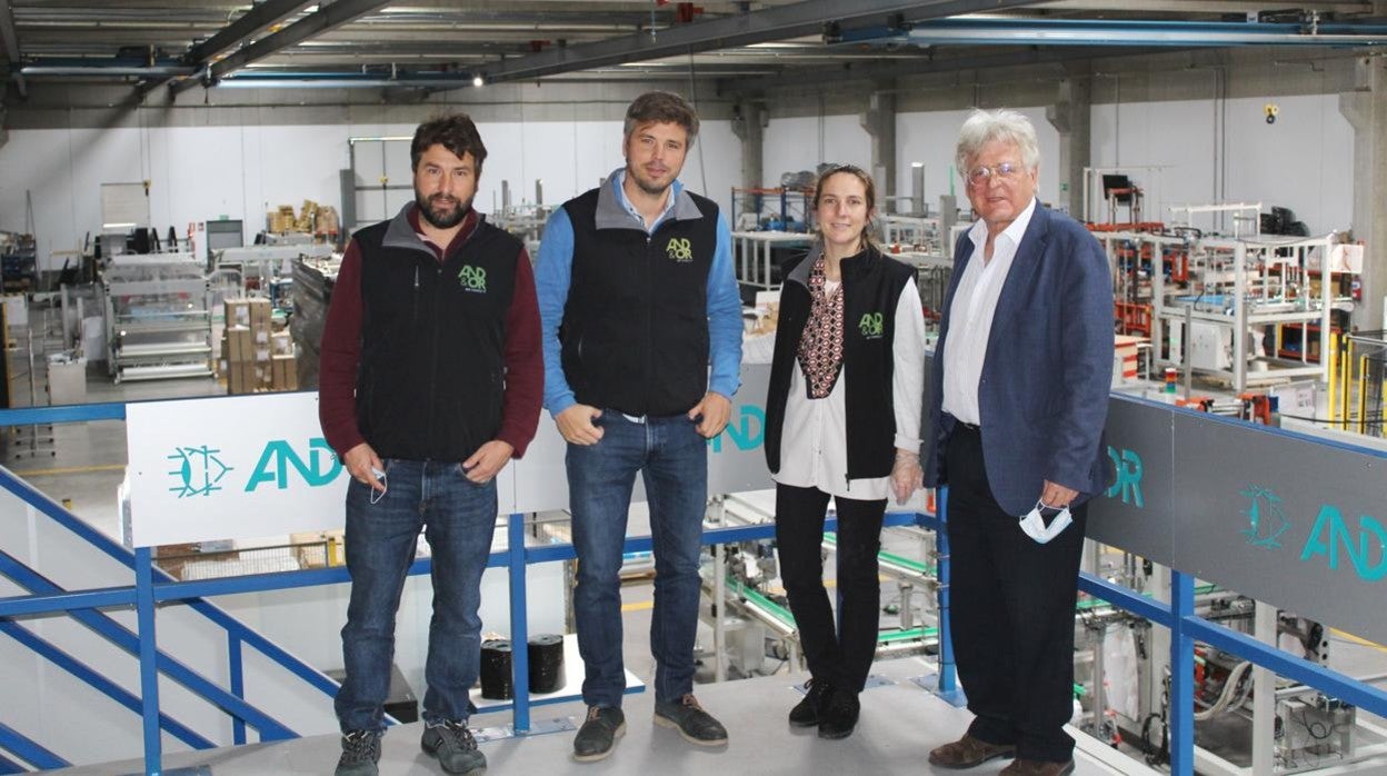 Antonio Ortega Ruiz, con sus hijos, Juan Pablo, Antonio y Caridad, ya en la gestión del grupo familiar