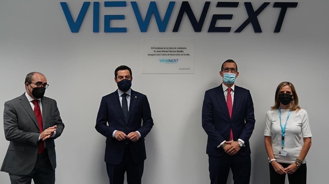 De izquierda a derecha, Jorge Jiménez Molina, director general de Viewnext; Juanma Moreno Bonilla, presidente de la Junta; Horacio Morell, presidente de IBM España y María José Boyano, director de la oficina de Sevilla