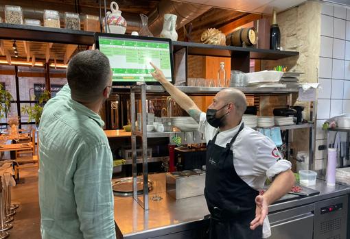 En la cocina de La Azotea (Sevilla) tramitan de forma digital tanto los pedidos de la sala como los de delivery y take away