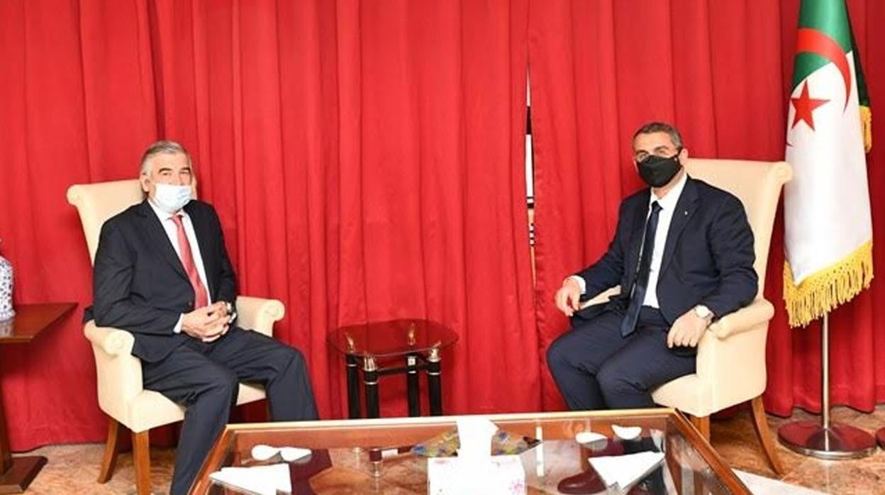 El presidente de Naturgy, Francisco Reynés, y el presidente de Sonatrach, Toufik Hakkar