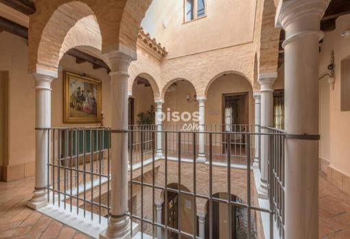 Las columnas de mármol rodean el patio andaluz