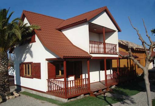 Exteriores de la casa con terraza y porche