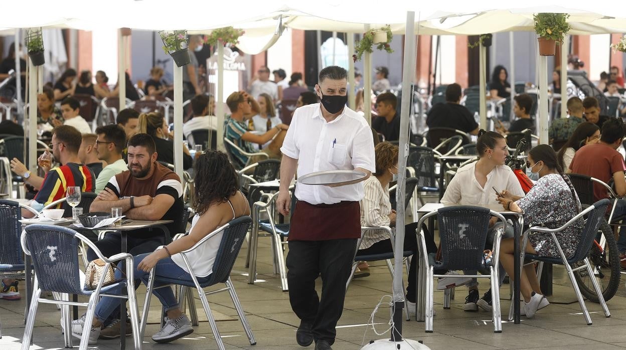 En Andalucía hay 520.643 parados en el sector servicios, el 65% de los 796.394 desemplados de la región