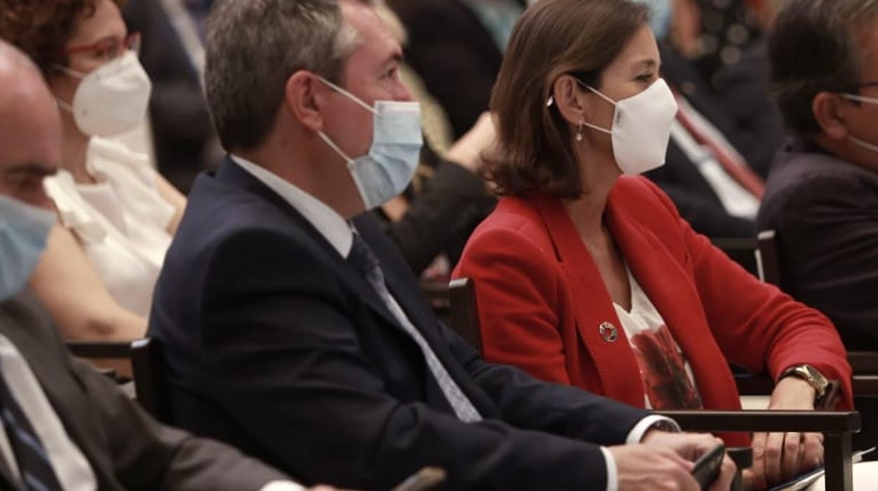 Juan Espadas, alcalde de Sevilla y candidato del PSOE a la presidencia de la Junta, y Reyes Maroto, ministra de Industria, Turismo y Comercio