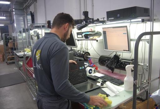 Operario de CyG reparando un portátil en la planta que ya tiene en Bollullos de la Mitación (Sevilla)