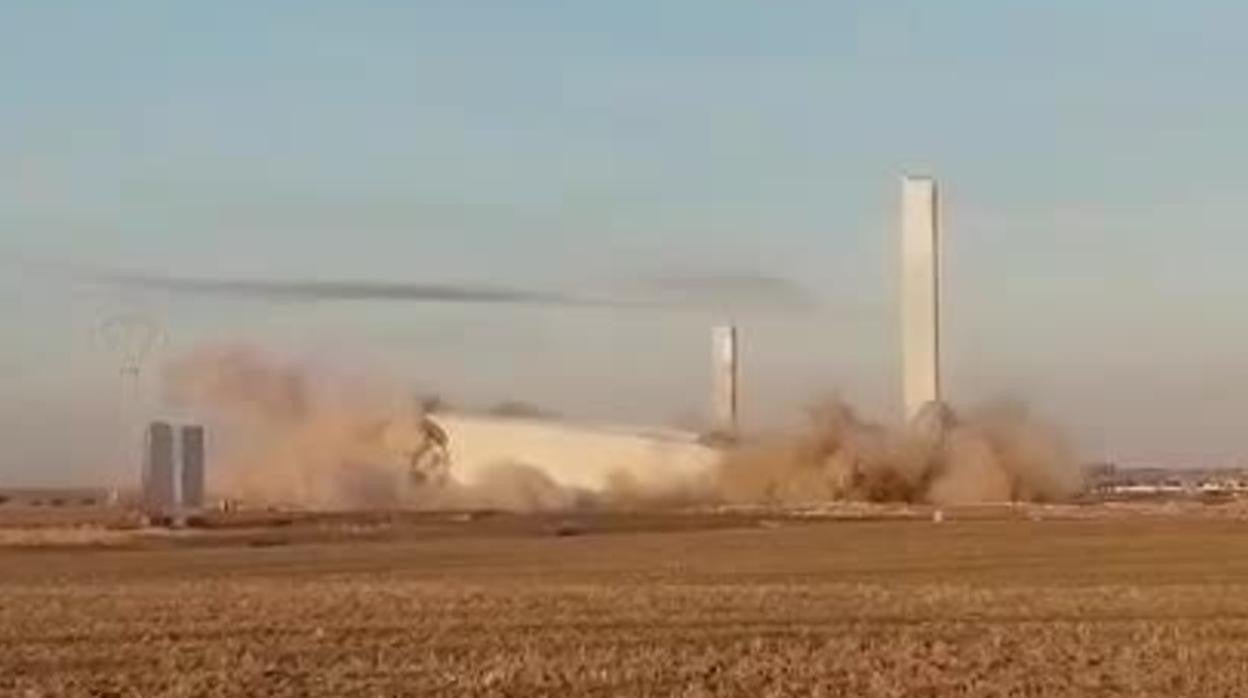 Demolición de la planta Solugás, de 62 metros de altura, en la finca Los Pontones de Sanlúcar la Mayor