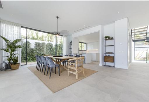 Amplio comedor de una de las viviendas