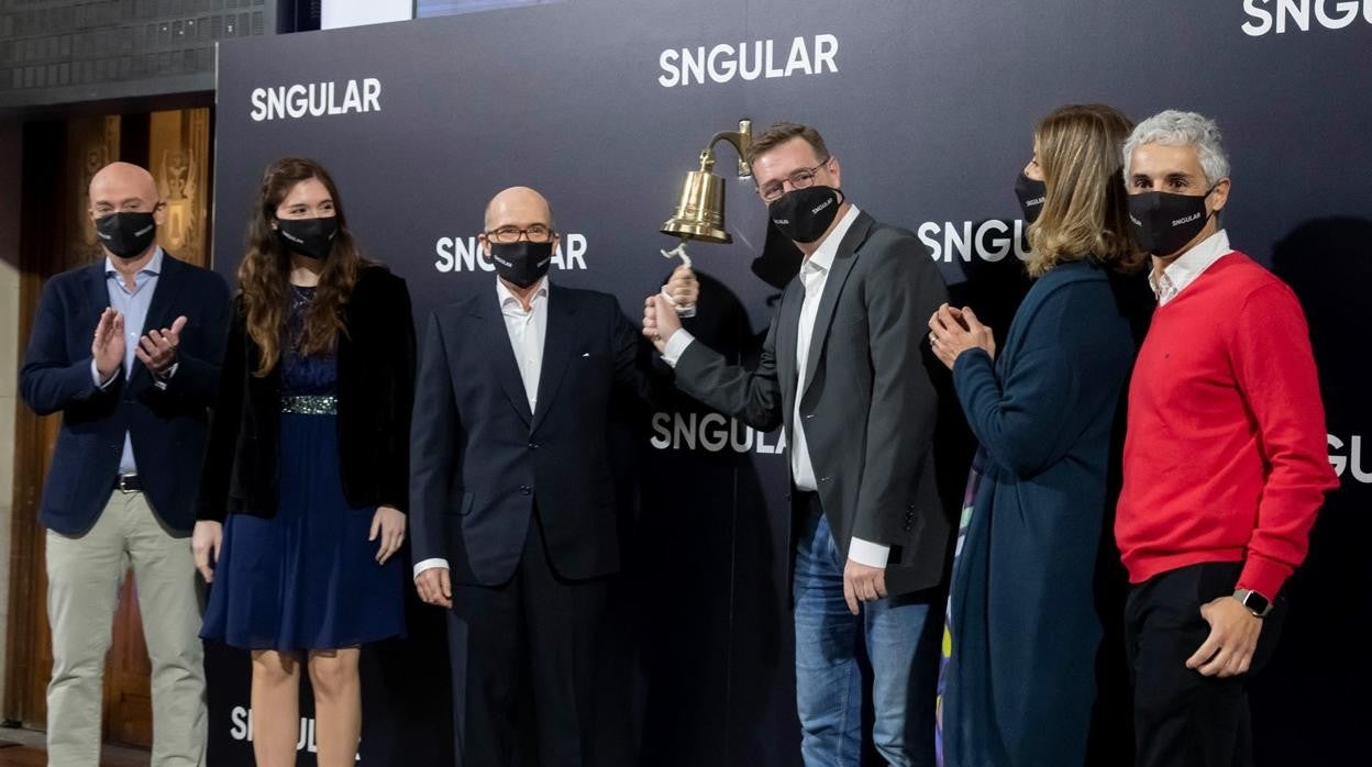 José Luis Vallejo, tercero por la derecha, durante el toque de campana en el BMW Growth