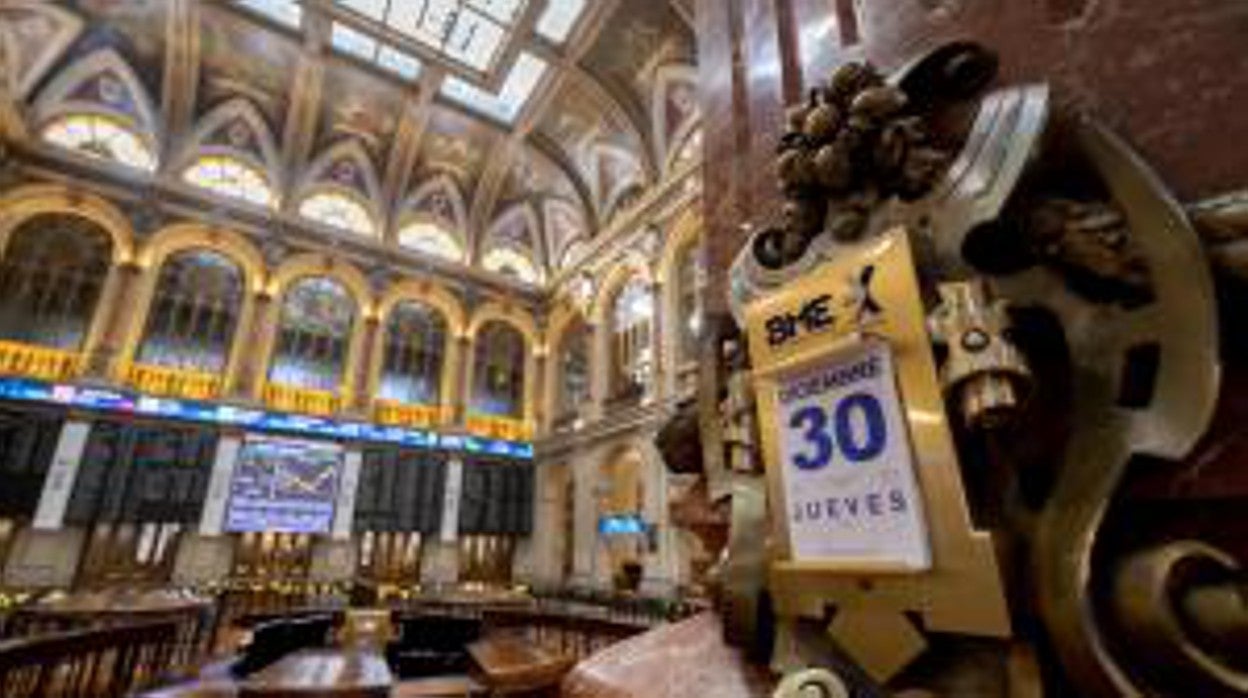 Paneles y calendario en el Palacio de la Bolsa, en la última sesión bursátil del año