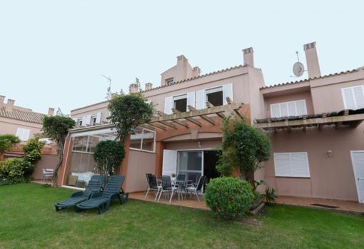 Excelente jardín del chalet