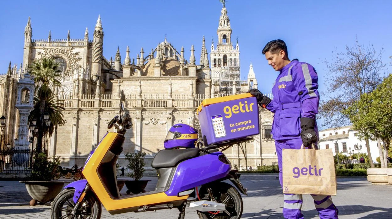 Los repartidores de Getir son muy visibles, con su atuendo lila y amarillo, y se mueven en motos y bicis eléctricas