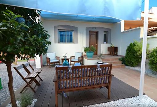 Madera, loza y piedras blancas se combinan en esta terraza