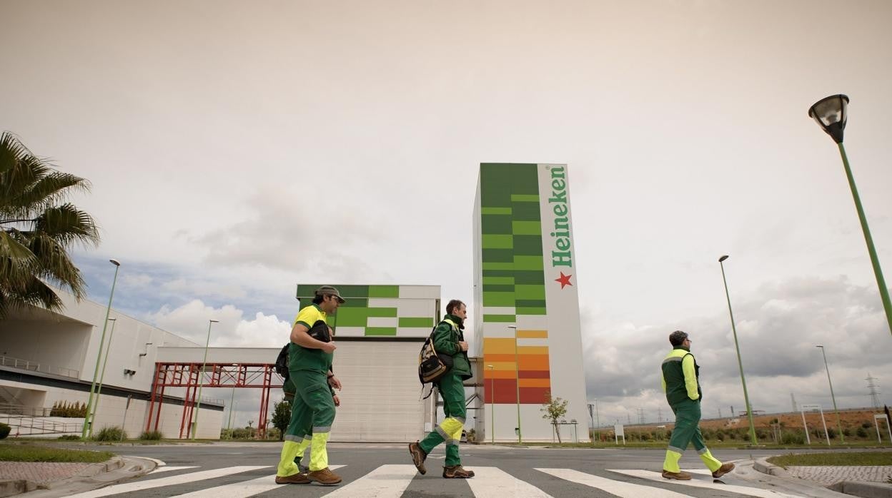 Trabajadores de Heineken España en los accesos de la fábricaa de cerveza de Sevilla