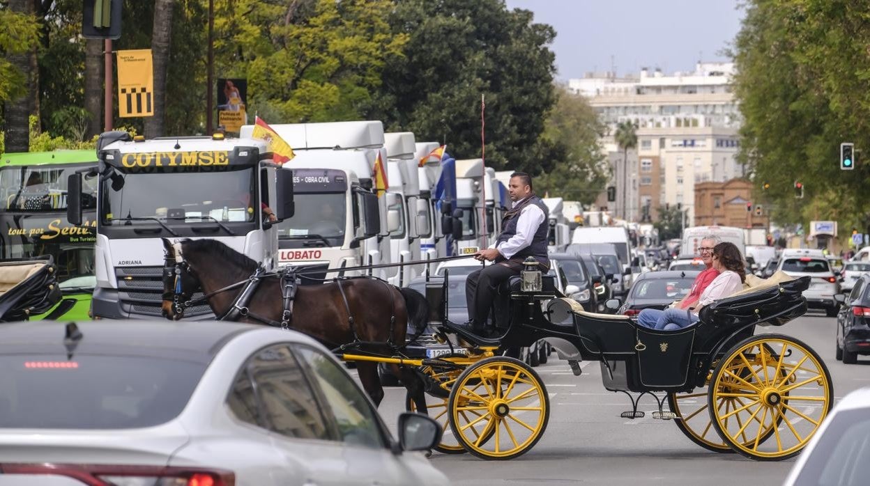 Caravana de camiones en el Paseo Colón de Sevilla por el conflicto de los transportistas