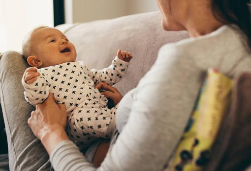 Estas son las ayudas de la Seguridad Social y el SEPE para madres solteras