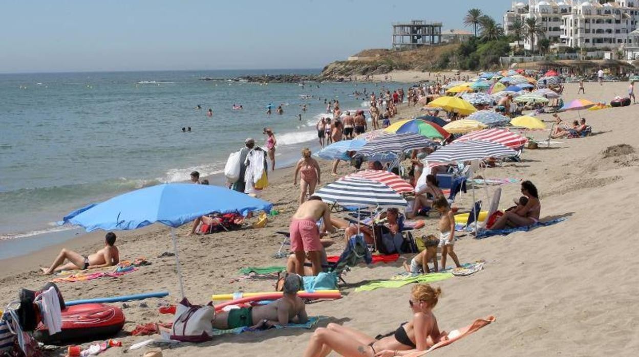Veraneantes en la Cala de Mijas