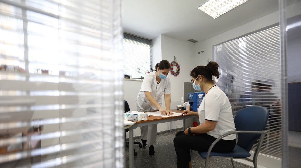 Un usuaria en un centro de Salud de Córdoba