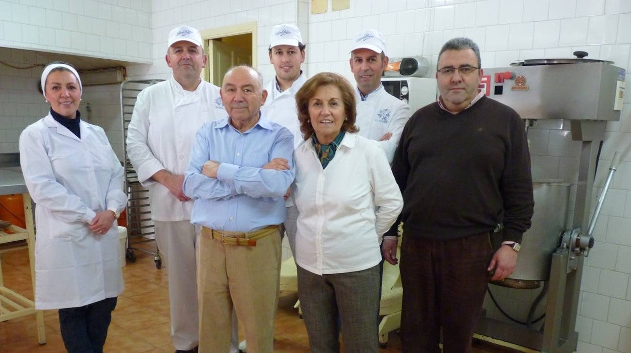 Representantes de tres generaciones de la familia Rodríguez, propietaria de Confitería Rufino