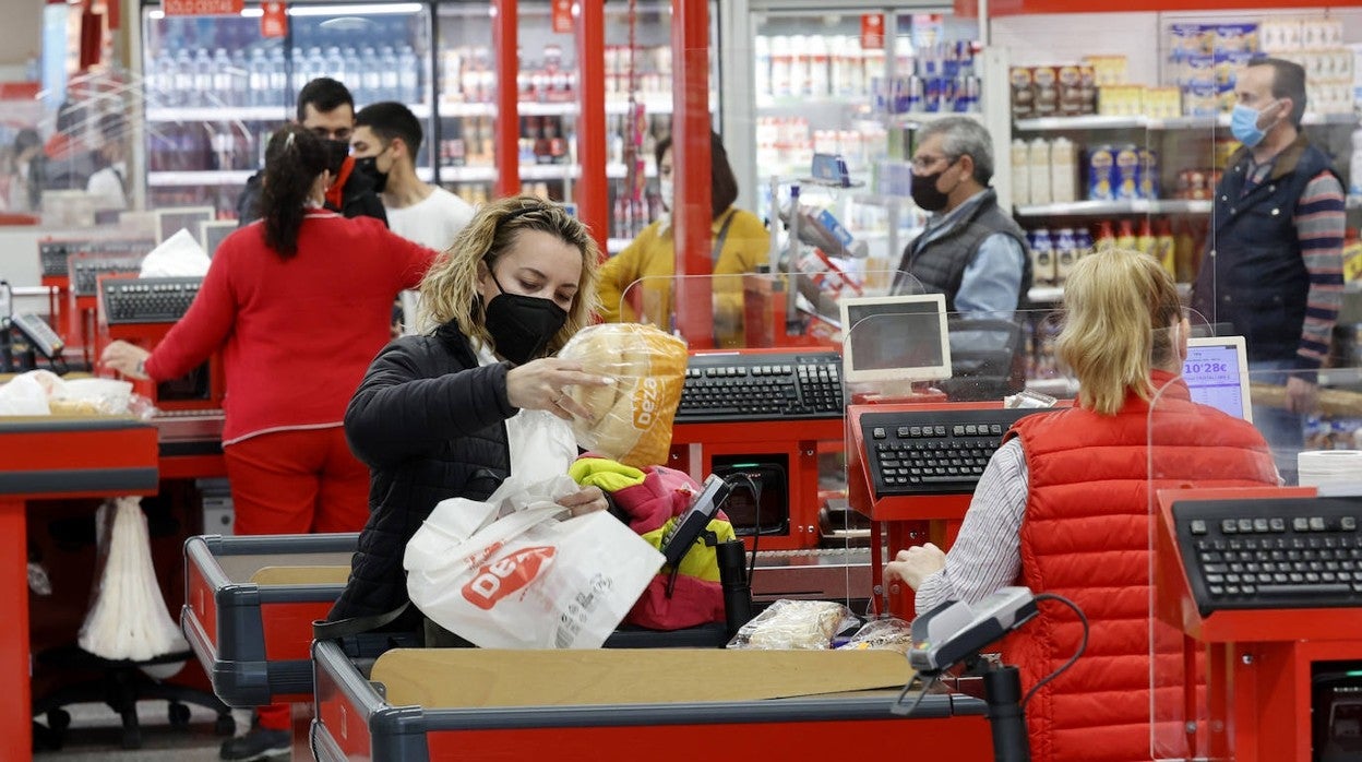 En Andalucía, los comercios podrán abrir en 2022 un total de 16 domingos y festivos