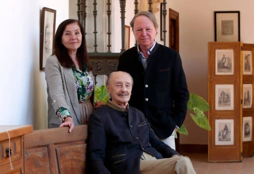 Rosa y Francisco Vaño, directivos de Castillo de Canena, junto a su padre, Luis Vañó, presidente de la compañía