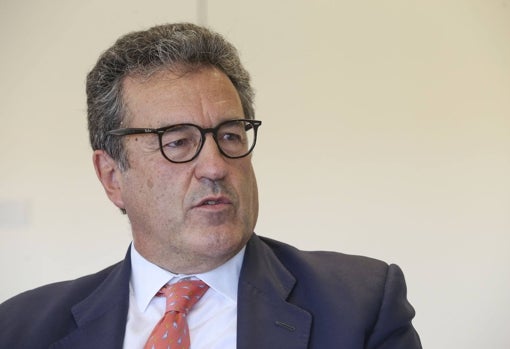 López-Bravo fue presidente de la matriz de Abengoa desde noviembre de 2020 hasta octubre de 2021, aunque ha continuado siendo presidente de la filial Abenewco1