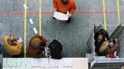 Votantes en un colegio electoral de Cádiz