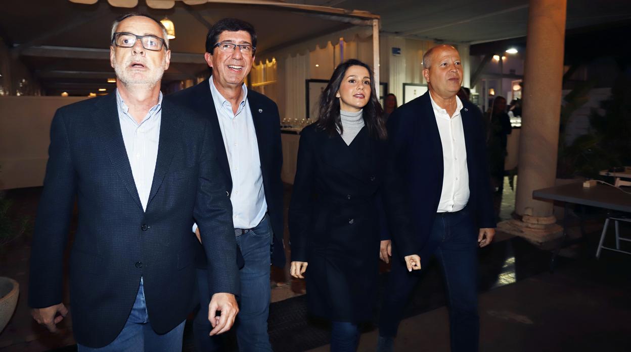En Málaga, el candidato de Ciudadanos (Cs) a la Presidencia de la Junta, Juan Marín; la portavoz nacional de Cs, Inés Arrimadas y el secretario general de Cs, José Manuel Villegas
