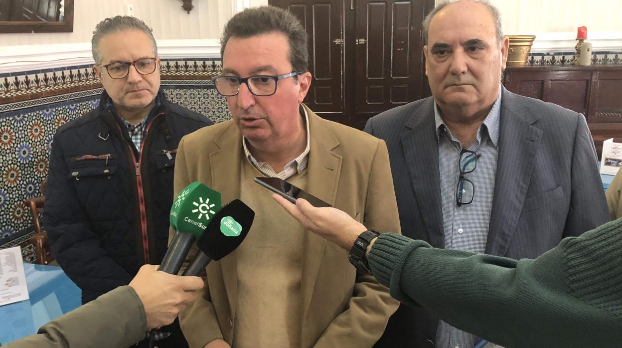 Manuel Andrés González se dirige a los medios, a la derecha, Jesús Gamero Egea