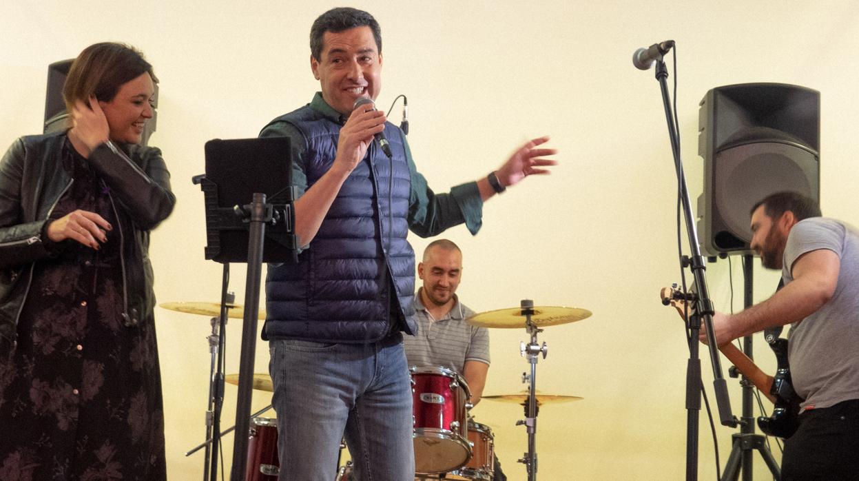 El candidato del Partido Popular a las elecciones andaluzas, cantando durante un acto con Nuevas Generaciones