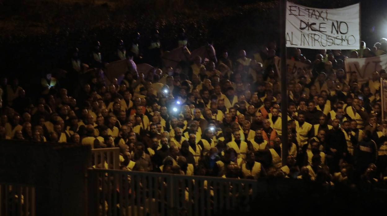 Los taxistas, concentrados a la puerta de RTVE