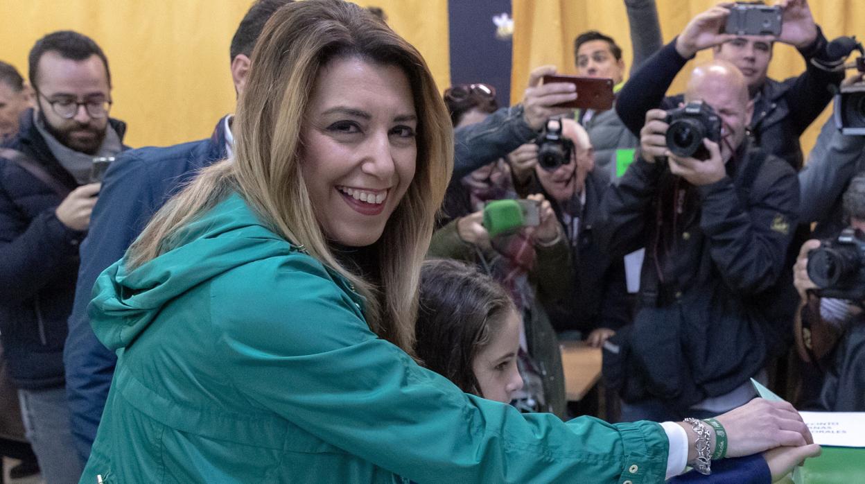 La candidata del PSOE-A a la presidencia de la Junta de Andalucía, Susana Díaz, acompañada de su sobrina Laura, ejerce su derecho al voto en el colegio Alfares de Triana en Sevilla