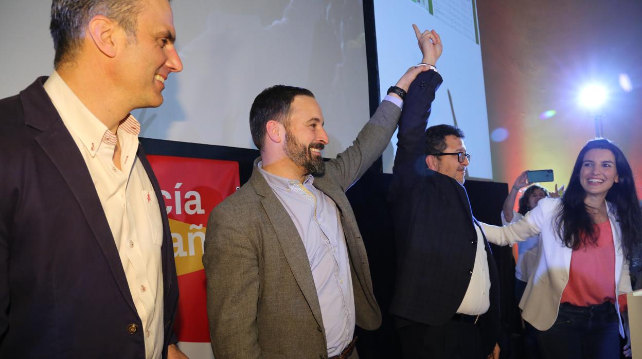 Santiago Abascal celebra la espectacular irrupción de su partido con el candidato andaluz, Francisco Serrano