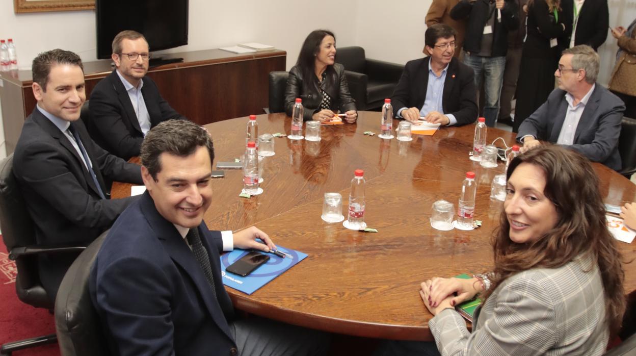 Juanma Moreno y Juan Marín el pasado lunes en una imagen que se repetirá esta misma tarde