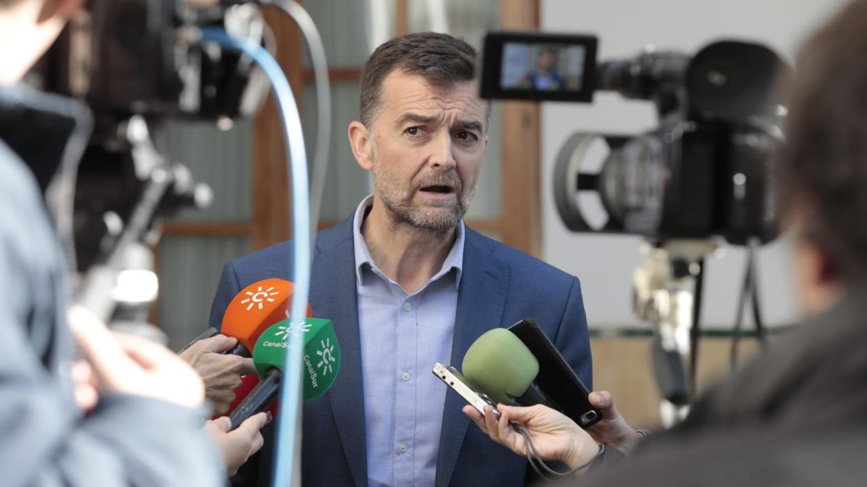 Antonio Maíllo (Adelante Andalucía) atendiendo a los medios de comunicación