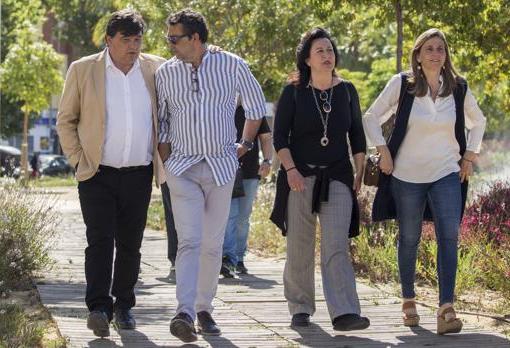 Gabriel Cruz - a la izquierda de la imagen-candidato a la reelección por el PSOE en Huelva, junto a miembros de su lista