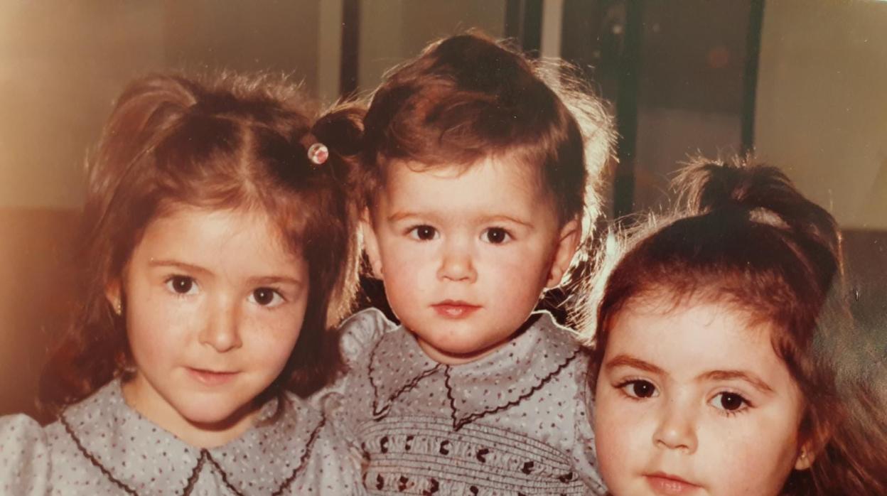 Susana Serrano, de niña junto a sus hermanas Silvia (izquierda) y Rut (derecha)