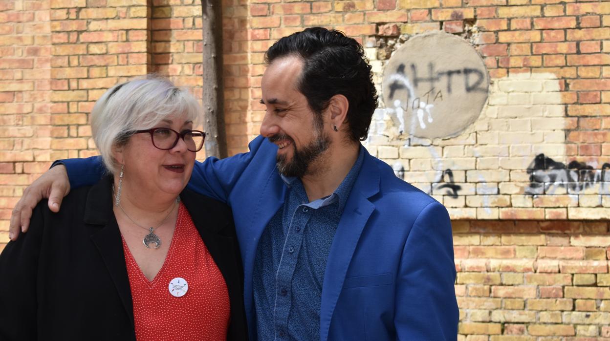 Mónica Rossi, candidata de Adelante Hhuelva, con el número dos de su lista
