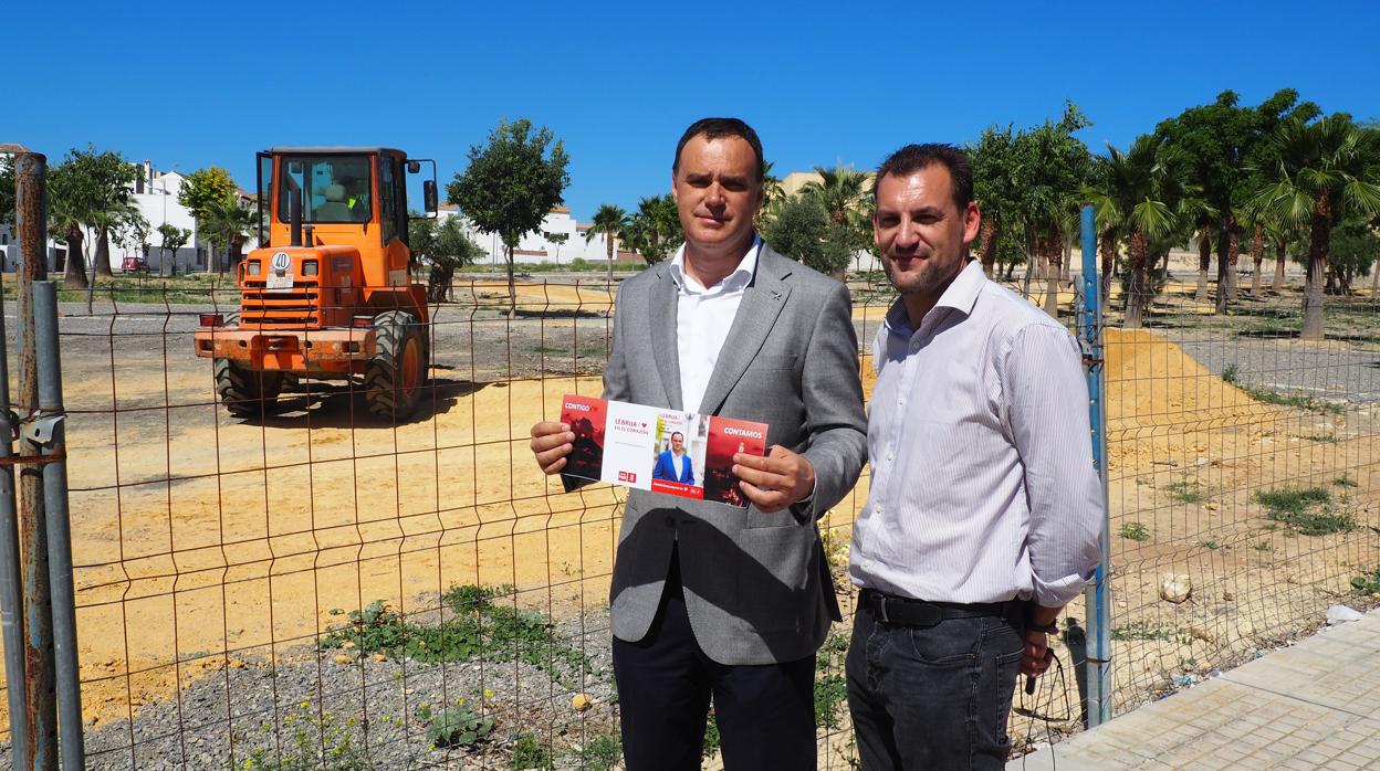 El actual alcalde de Lebrija, que en la imagen sujeta un panfleto del PSOE, se presenta por primera vez como cabeza de lista a unas elecciones municipales