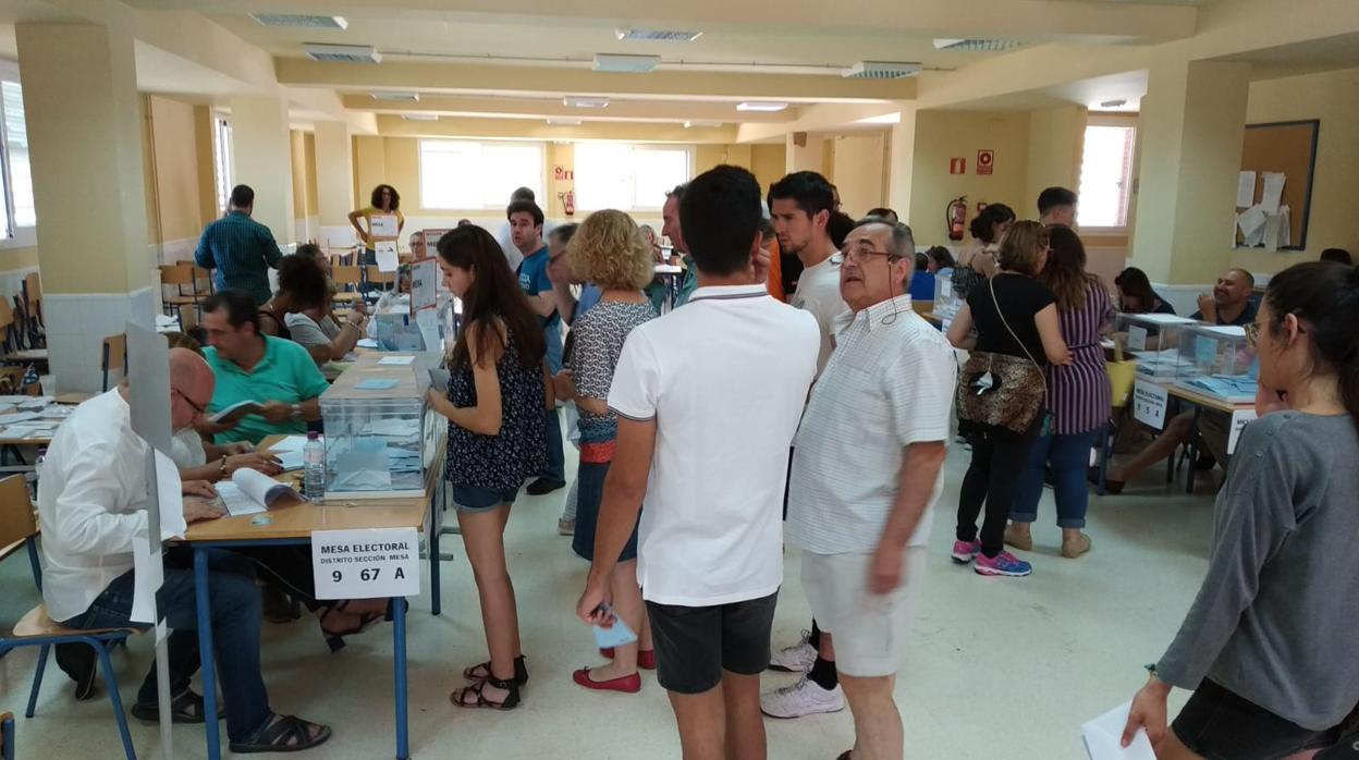 Mesas electorales en el colegio Ángel Ganivet en Sevilla Este