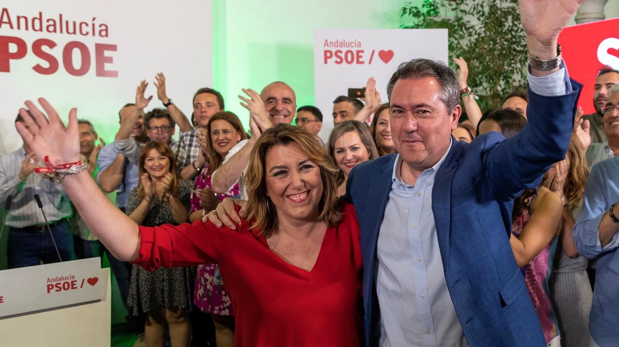 El candidato del PSOE, Juan Espadas, celebrando su victoria en la sede socialista