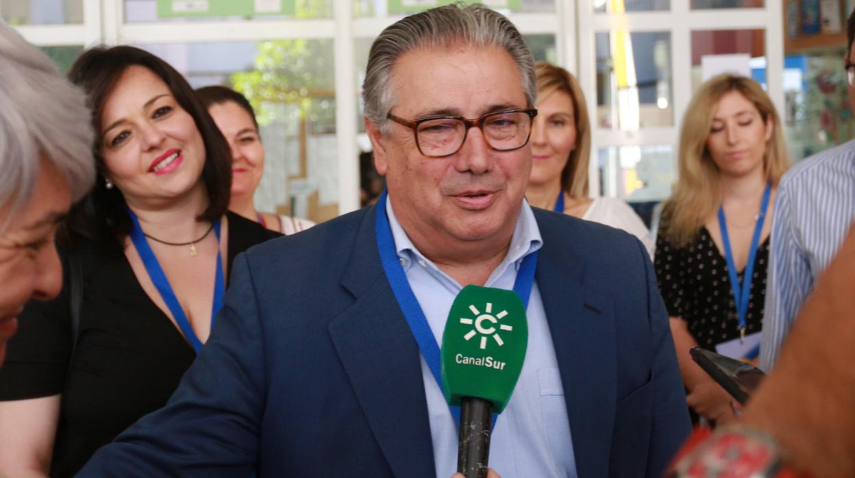 Juan Ignacio Zoido, candidato número 4 en las elecciones europeas, en el Instituto Murillo de Sevilla