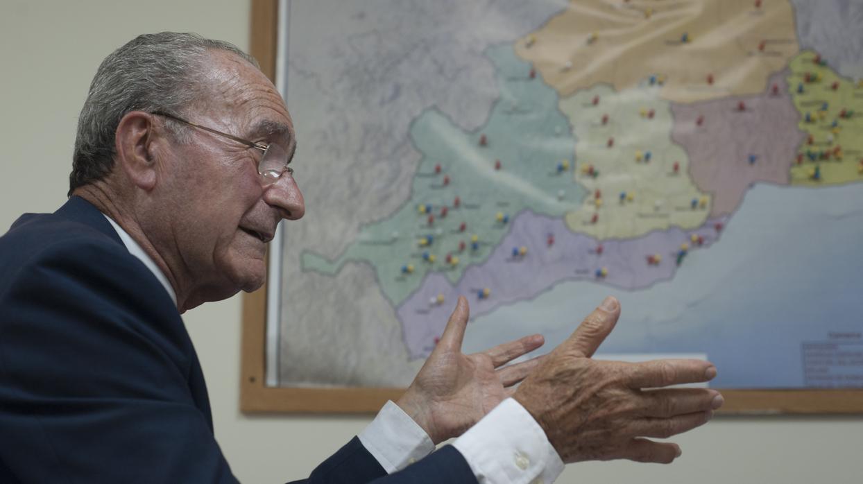 El alcalde de Málaga, con un mapa de la provincia de fondo durante la entrevista