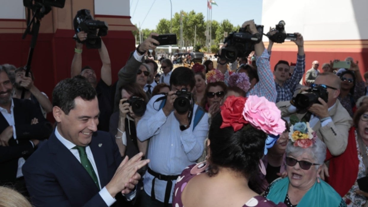 Moreno toca las palmas a su llegada a la Feria de sevilla bajo la portada