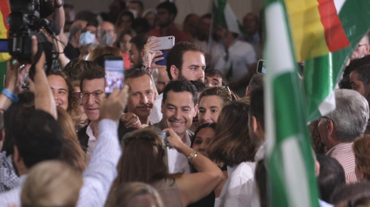 Ñúñez Feijóo y Juanma Moreno en su entrada al salón donde han celebrado el mitin de cierre de la precampaña