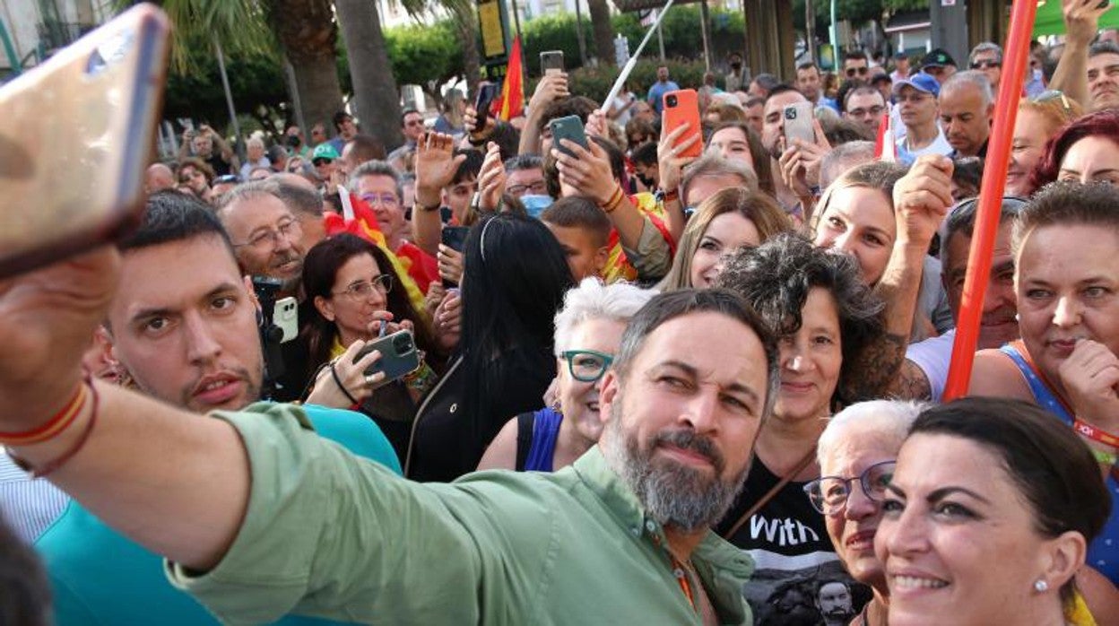 El presidente nacional de Vox, Santiago Abascal, con Macarena Olona en Almería
